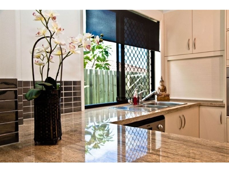 2/27 Donald Avenue, Paradise Point QLD 4216