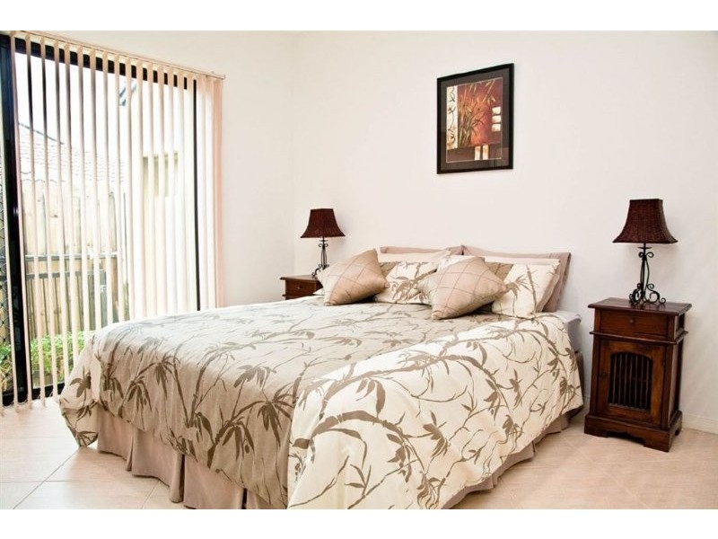 2/27 Donald Avenue, Paradise Point QLD 4216