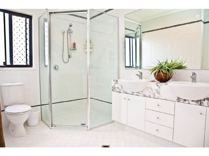 2/27 Donald Avenue, Paradise Point QLD 4216