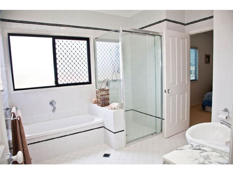 2/27 Donald Avenue, Paradise Point QLD 4216