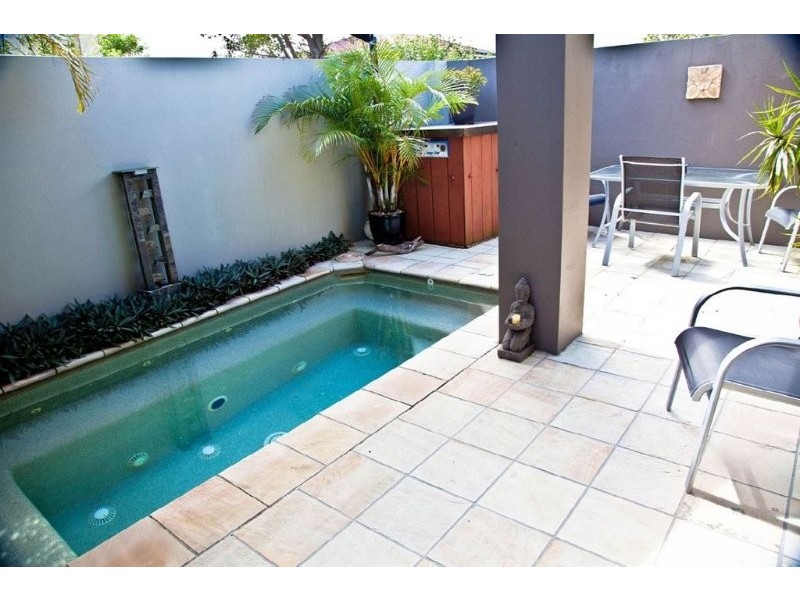 2/27 Donald Avenue, Paradise Point QLD 4216