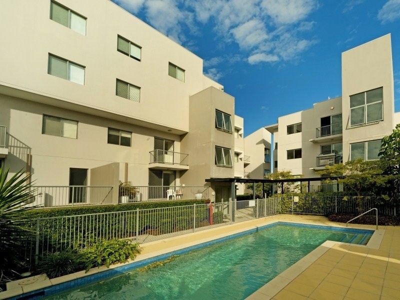 1/12 Bayview Street, Runaway Bay QLD 4216