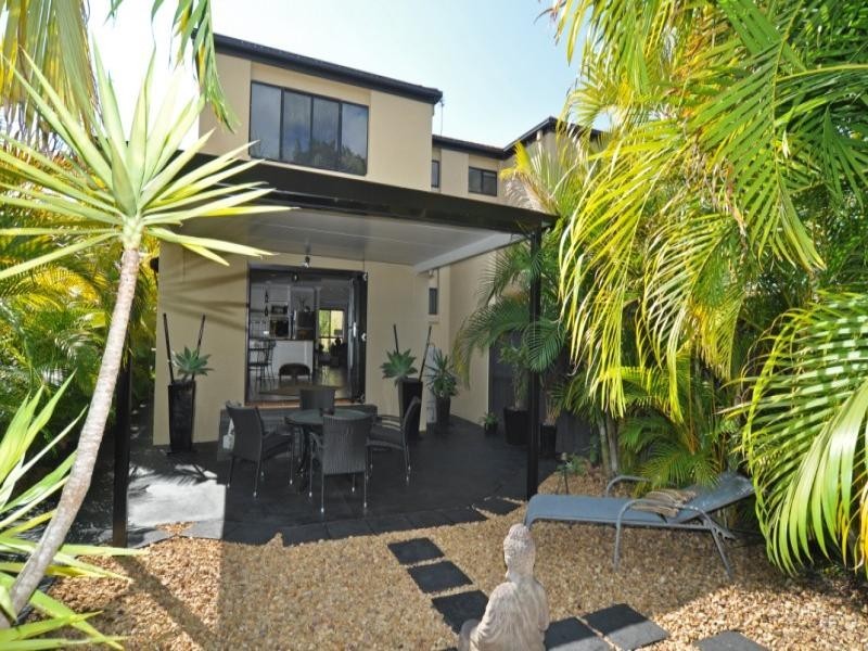 2/16 Eider Avenue, Paradise Point QLD 4216