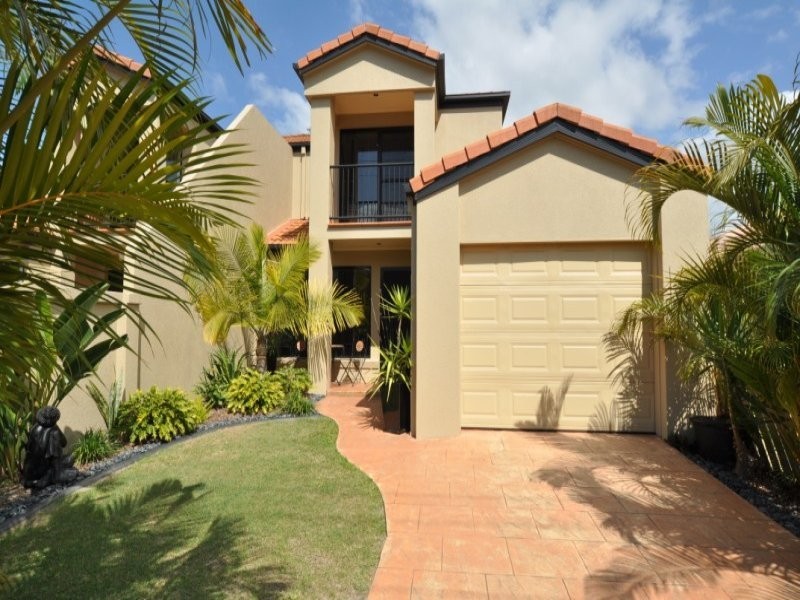 2/16 Eider Avenue, Paradise Point QLD 4216