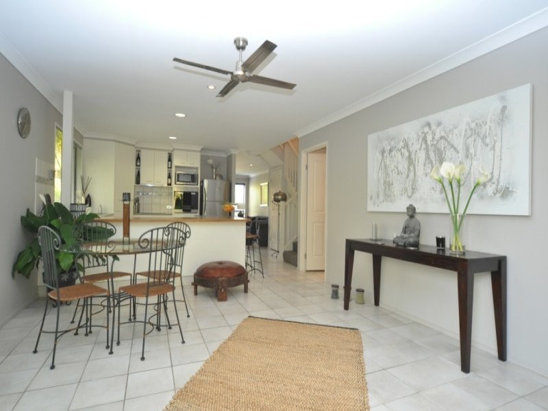 2/16 Eider Avenue, Paradise Point QLD 4216