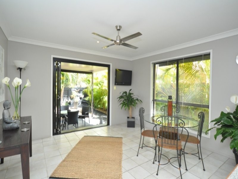 2/16 Eider Avenue, Paradise Point QLD 4216