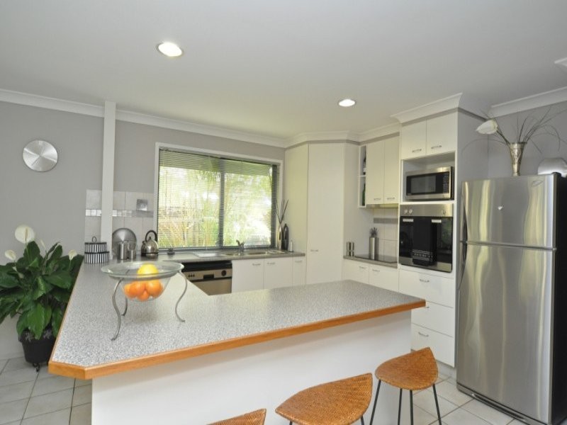 2/16 Eider Avenue, Paradise Point QLD 4216