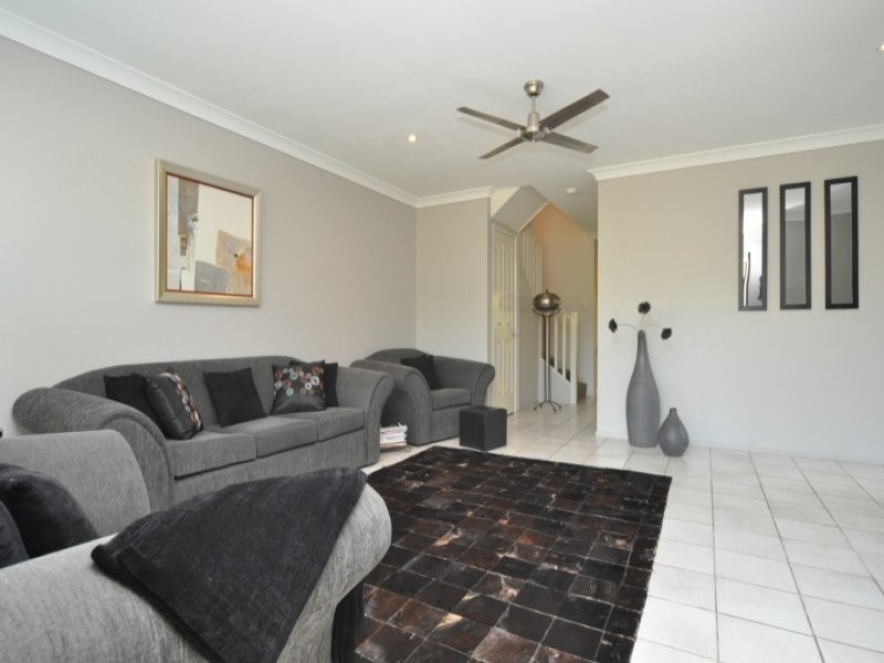 2/16 Eider Avenue, Paradise Point QLD 4216