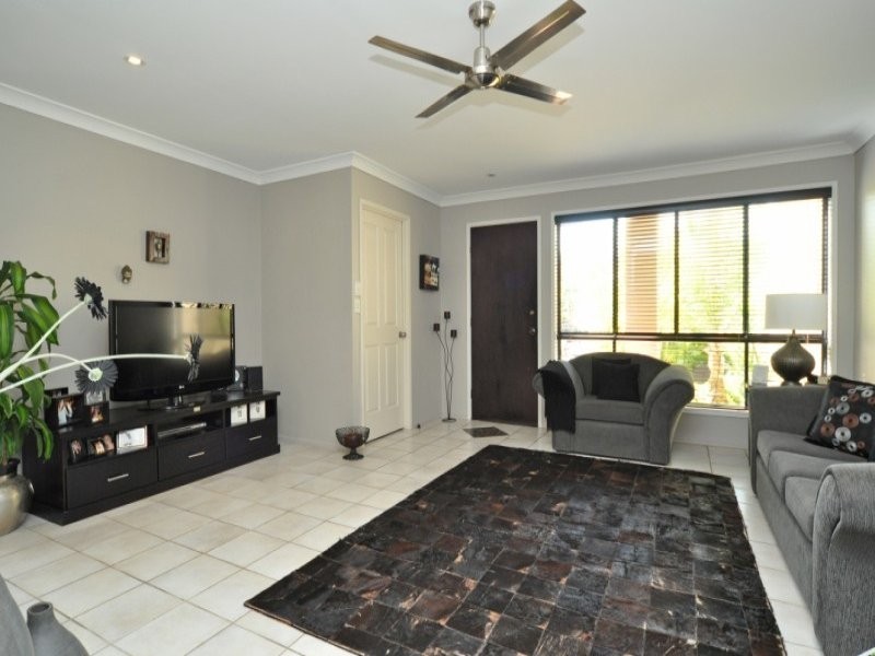 2/16 Eider Avenue, Paradise Point QLD 4216