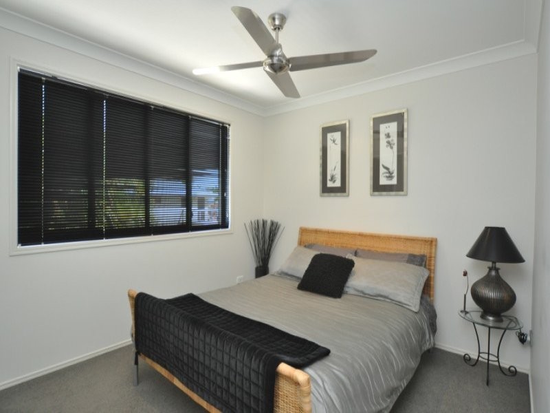 2/16 Eider Avenue, Paradise Point QLD 4216