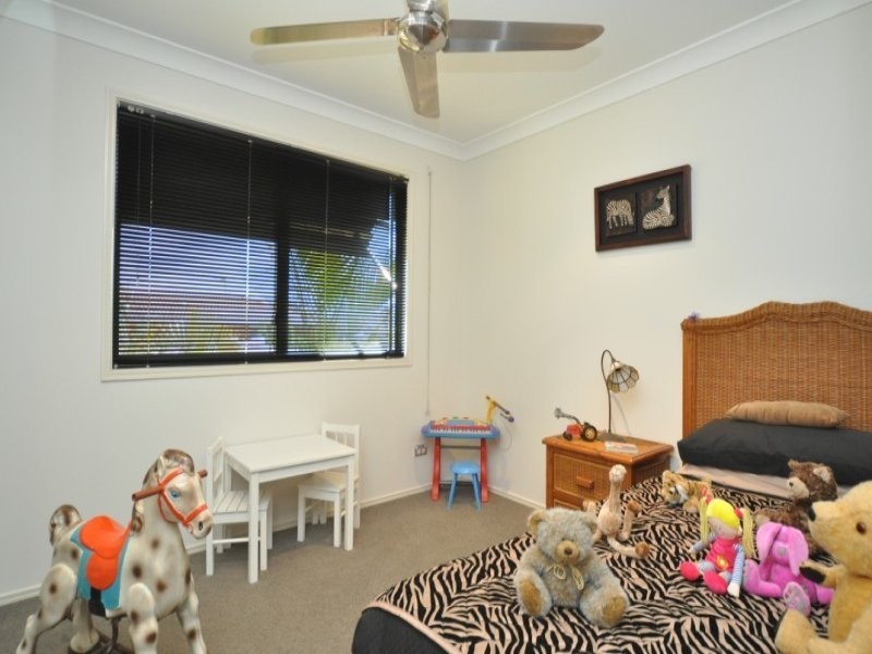 2/16 Eider Avenue, Paradise Point QLD 4216