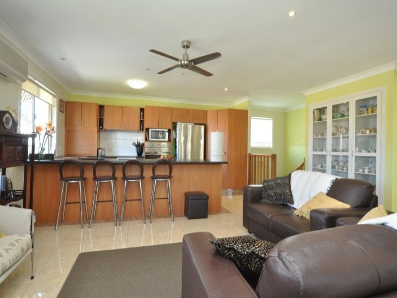 2/5 Errol Avenue, Paradise Point QLD 4216