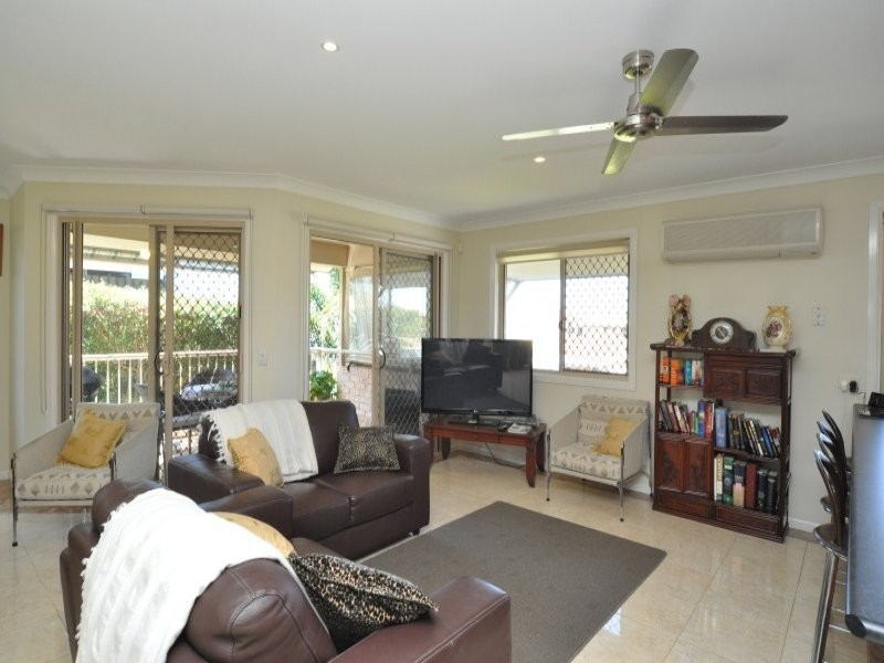 2/5 Errol Avenue, Paradise Point QLD 4216