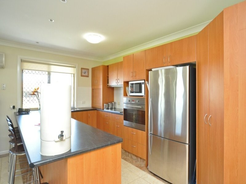 2/5 Errol Avenue, Paradise Point QLD 4216