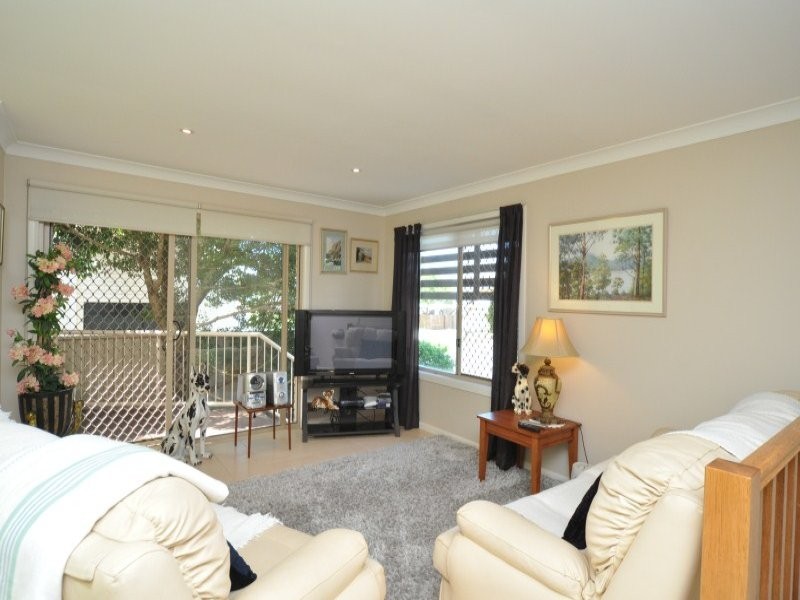 2/5 Errol Avenue, Paradise Point QLD 4216