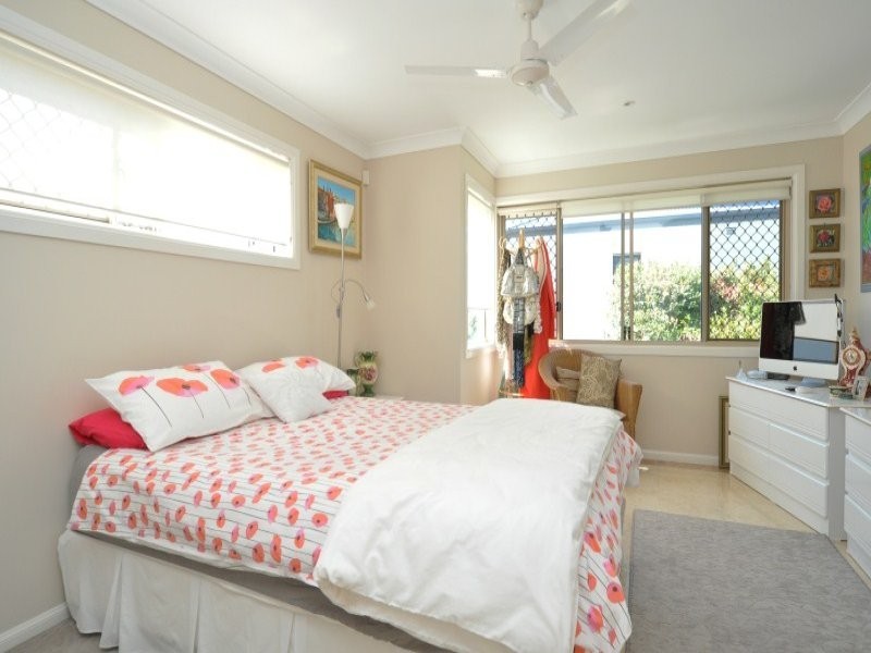 2/5 Errol Avenue, Paradise Point QLD 4216