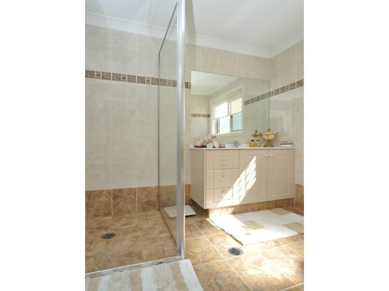 2/5 Errol Avenue, Paradise Point QLD 4216