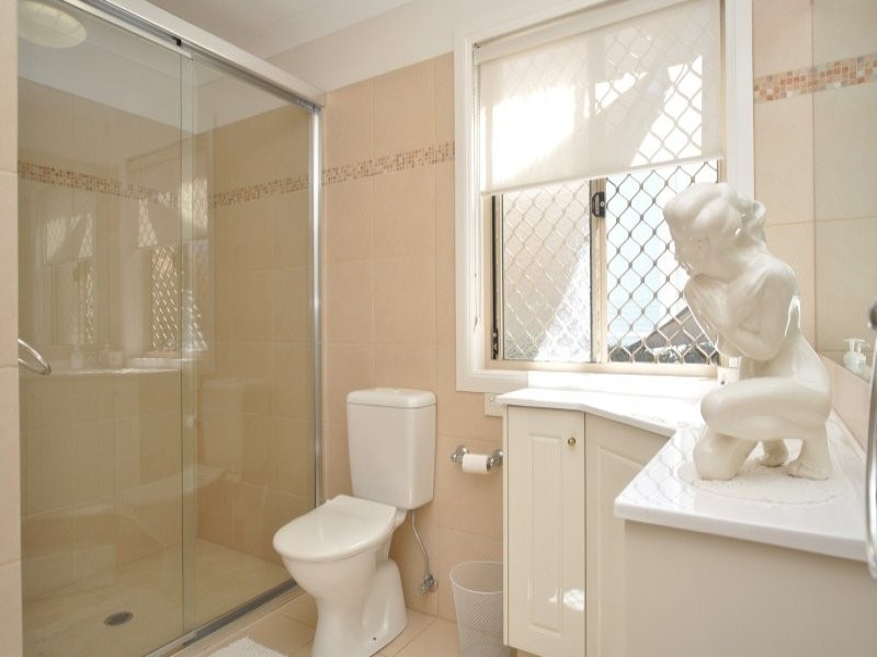 2/5 Errol Avenue, Paradise Point QLD 4216