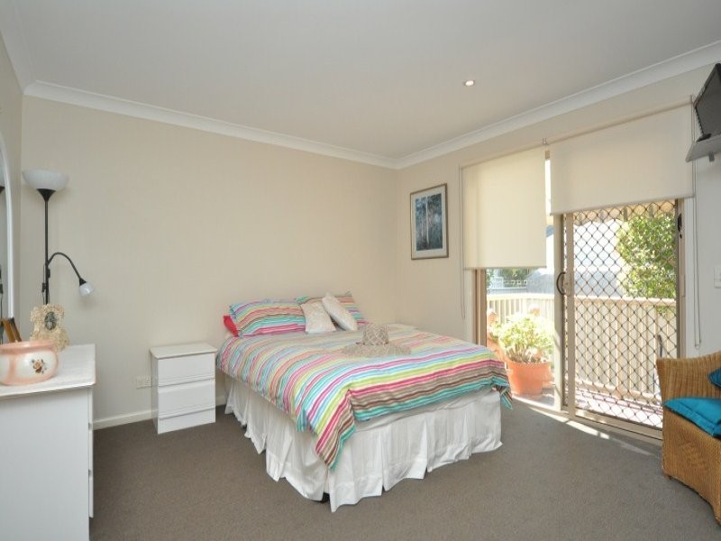 2/5 Errol Avenue, Paradise Point QLD 4216