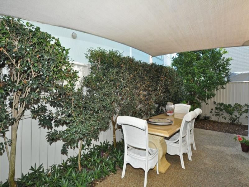 2/5 Errol Avenue, Paradise Point QLD 4216