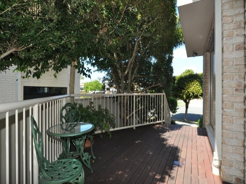 2/5 Errol Avenue, Paradise Point QLD 4216