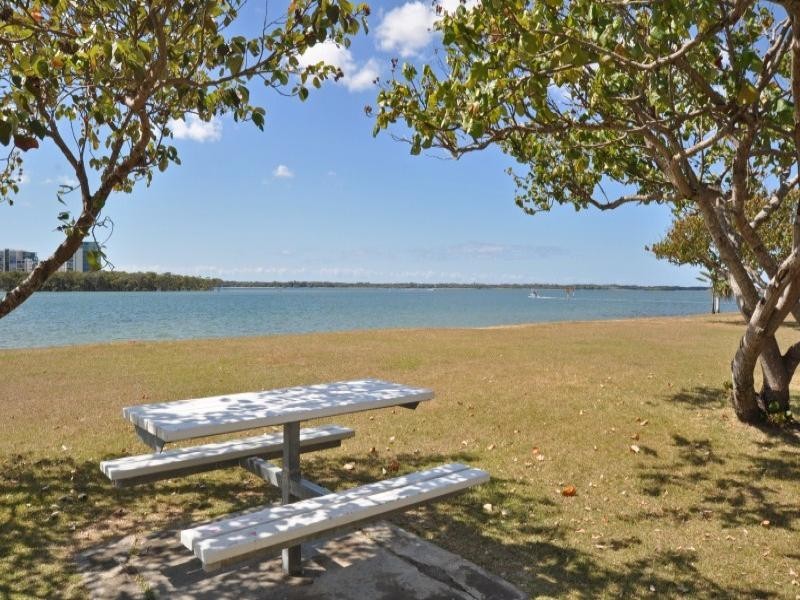 2/5 Errol Avenue, Paradise Point QLD 4216