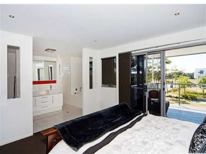 2 Fleetwood Court, Helensvale QLD 4212