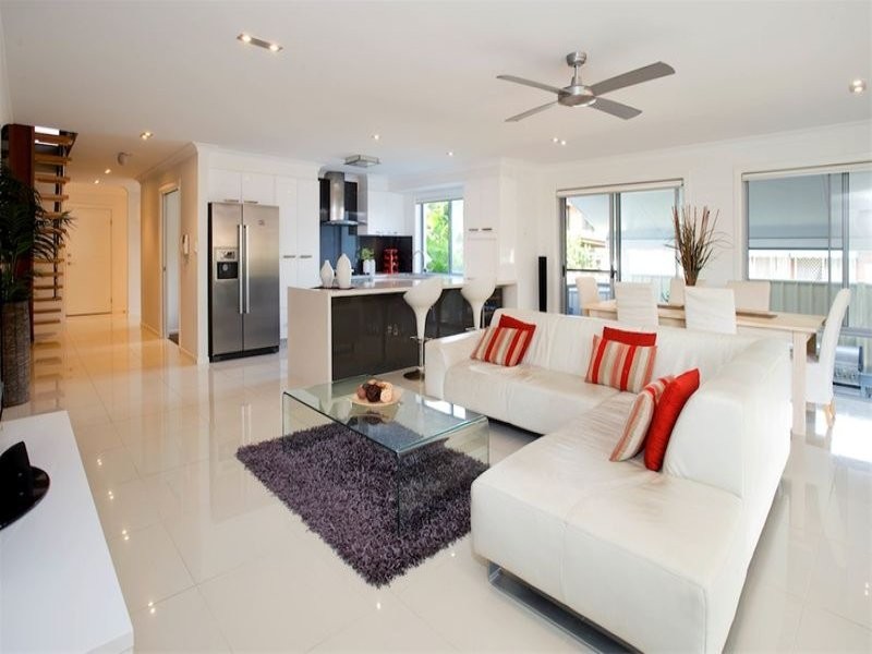 1/4 Donald Avenue, Paradise Point QLD 4216