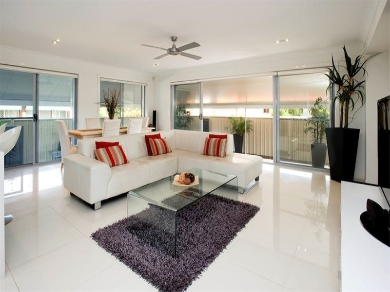 1/4 Donald Avenue, Paradise Point QLD 4216