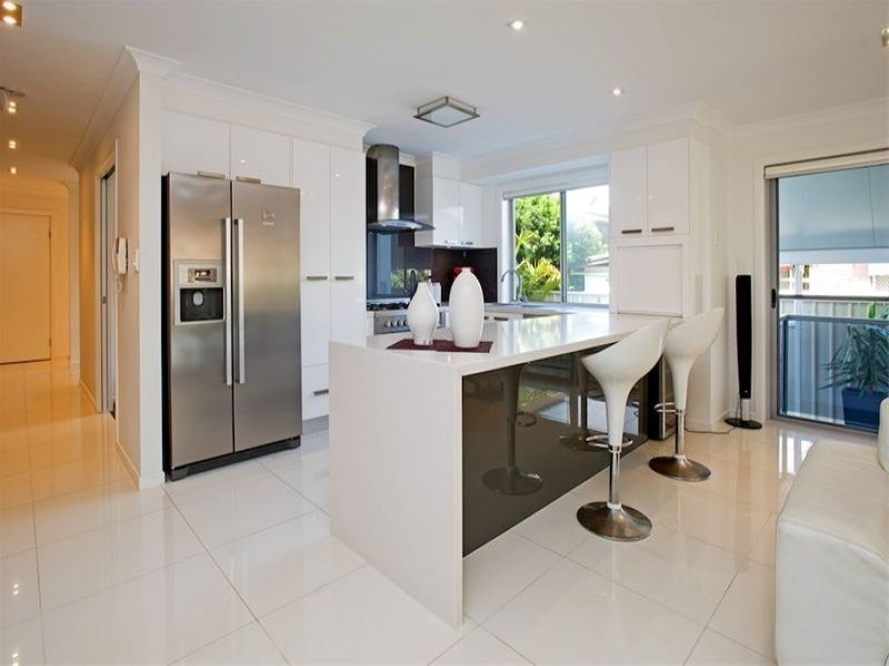 1/4 Donald Avenue, Paradise Point QLD 4216