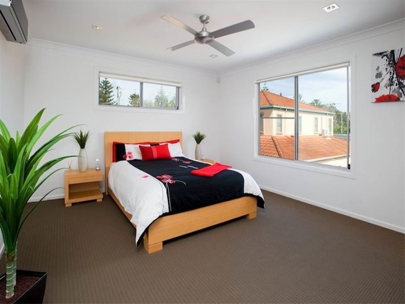 1/4 Donald Avenue, Paradise Point QLD 4216