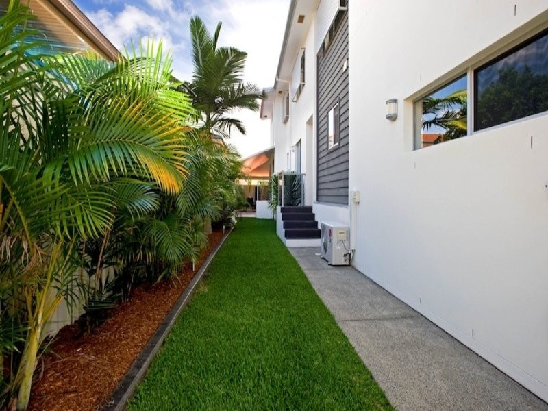 1/4 Donald Avenue, Paradise Point QLD 4216