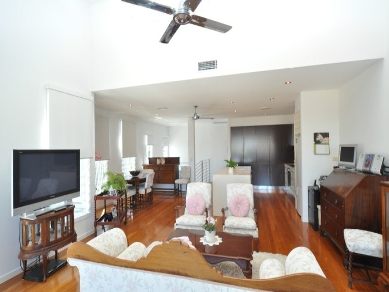 2/5 Muscovey Avenue, Paradise Point QLD 4216