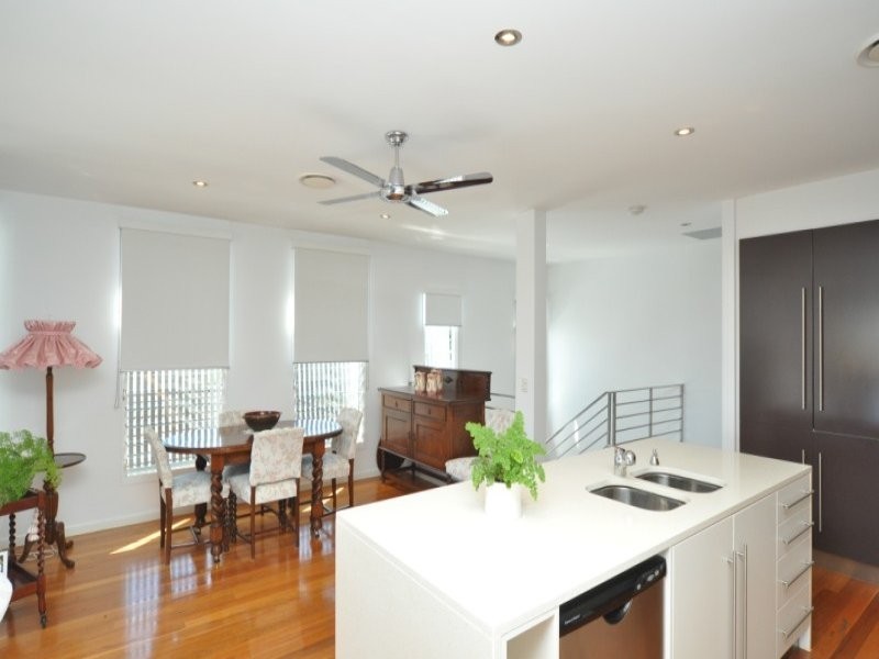 2/5 Muscovey Avenue, Paradise Point QLD 4216
