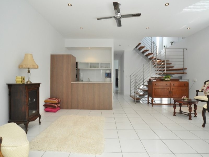 2/5 Muscovey Avenue, Paradise Point QLD 4216