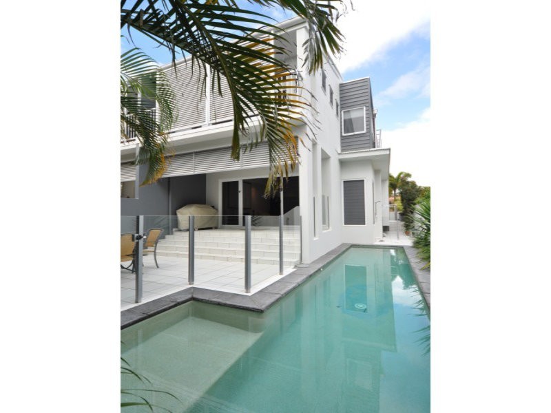 2/5 Muscovey Avenue, Paradise Point QLD 4216