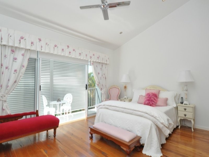 2/5 Muscovey Avenue, Paradise Point QLD 4216