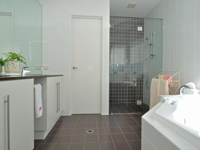 2/5 Muscovey Avenue, Paradise Point QLD 4216