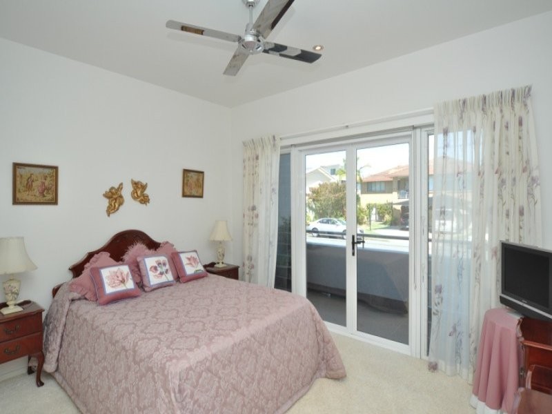 2/5 Muscovey Avenue, Paradise Point QLD 4216