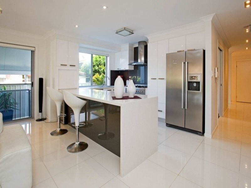 2/4 Donald Avenue, Paradise Point QLD 4216