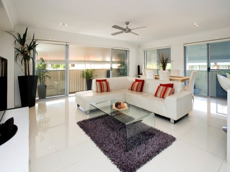 2/4 Donald Avenue, Paradise Point QLD 4216