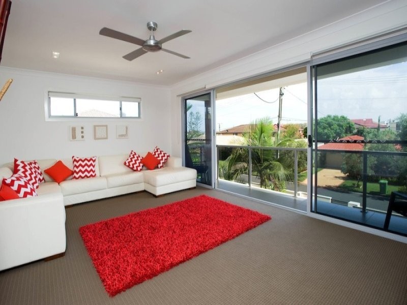 2/4 Donald Avenue, Paradise Point QLD 4216