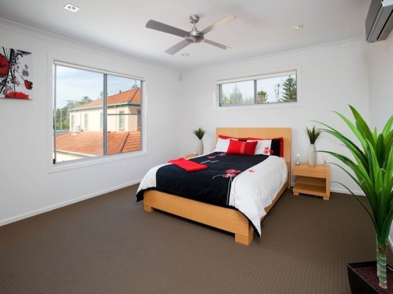 2/4 Donald Avenue, Paradise Point QLD 4216