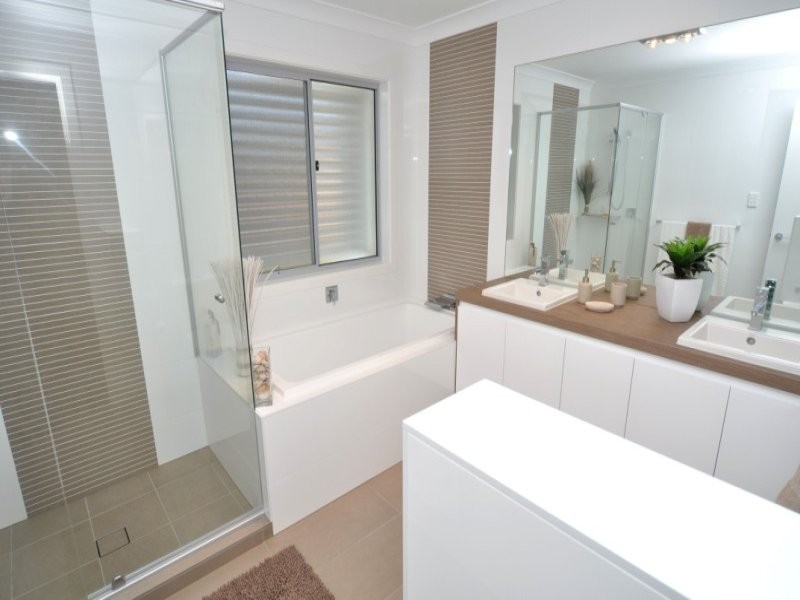 2/4 Donald Avenue, Paradise Point QLD 4216