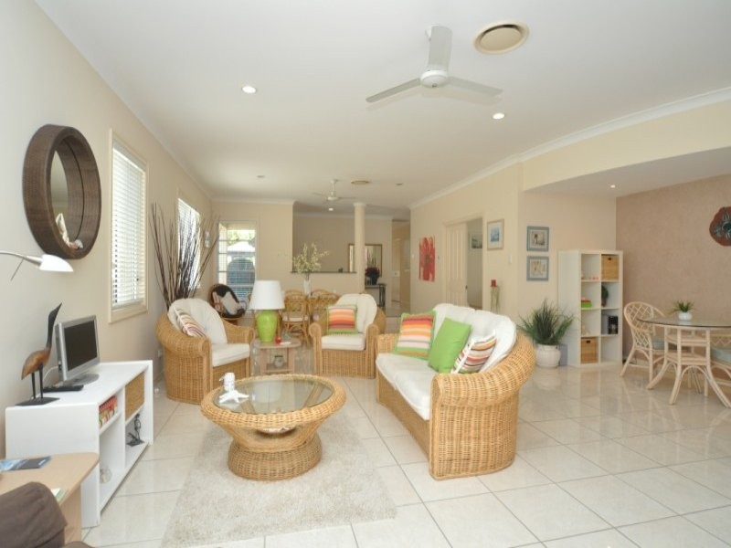 25 Lee Anne Crescent, Helensvale QLD 4212