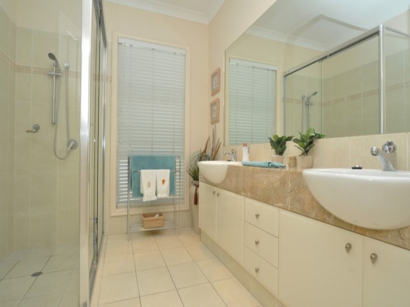 25 Lee Anne Crescent, Helensvale QLD 4212