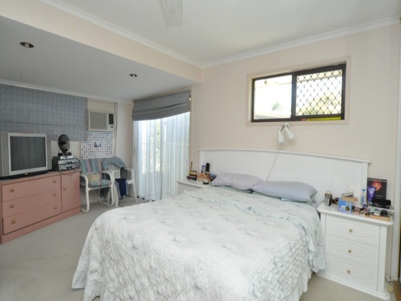 304 Bayview Street, Hollywell QLD 4216