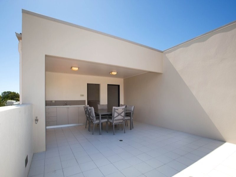 2/23 Abalone Avenue, Paradise Point QLD 4216