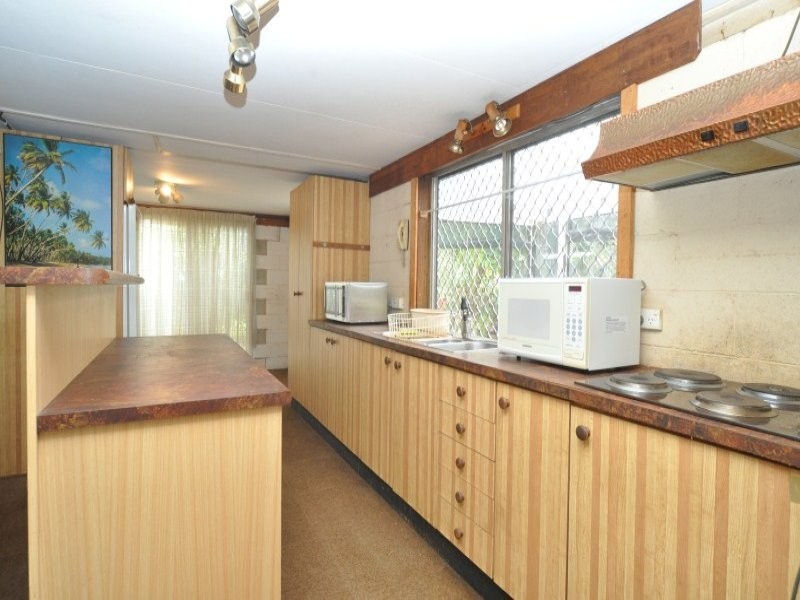 5 Robin Avenue, Paradise Point QLD 4216