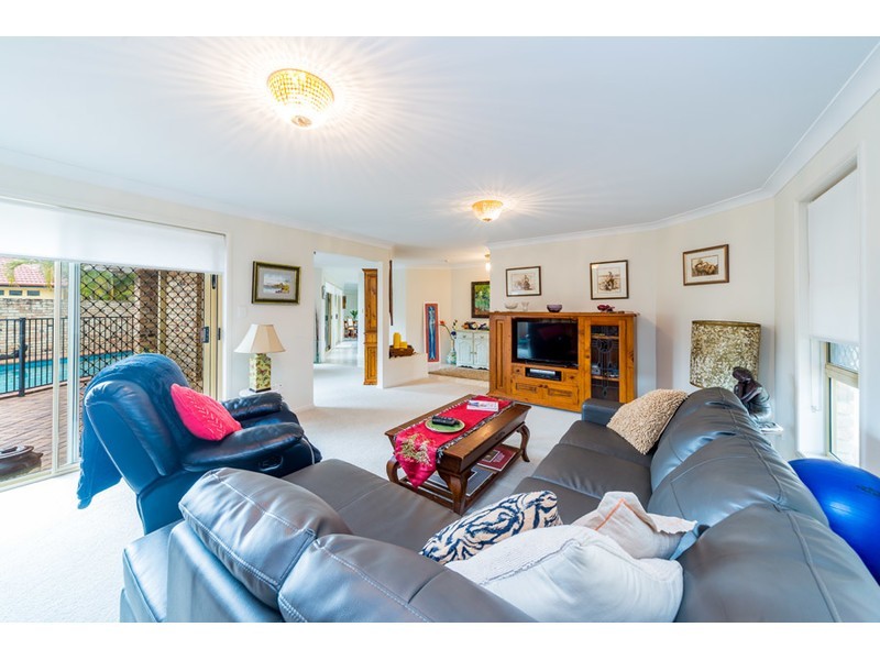 82 Pebble Beach Drive, Runaway Bay QLD 4216